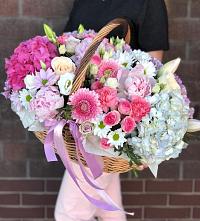 Композиция солнечный день в Клетской Цветочная композиция из Розы, Хризантемы, Пионы и Лизиантусы в корзине в Клетской