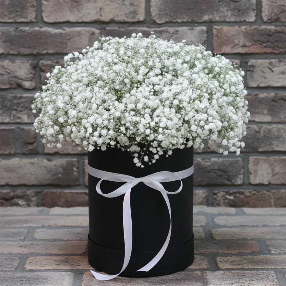 Цветочная композиция из Гипсофила в шляпной коробке в Клетской