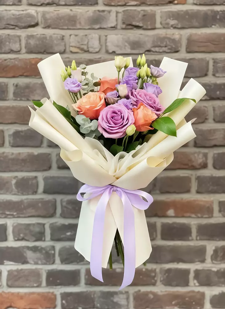 Букет цветов из: Лизиантусы и Розы в Клетской