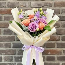 Букет цветов из:  Лизиантусы и Розы в Клетской