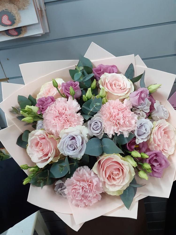 Букет цветов из: Розы, Гвоздики и Лизиантусы в Клетской