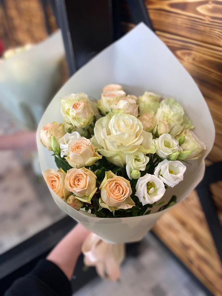 Букет цветов из: Розы и Лизиантусы в Клетской